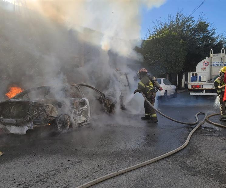 Se queman veh&iacute;culos abandonados