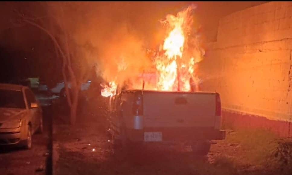 Acaba fuego con camioneta