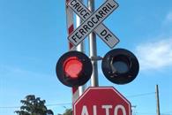 Fallece tras ser impactado en su auto por el tren en Garc&iacute;a