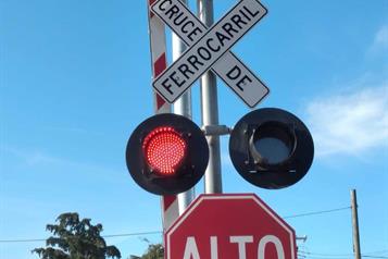 Fallece tras ser impactado en su auto por el tren en Garc&iacute;a