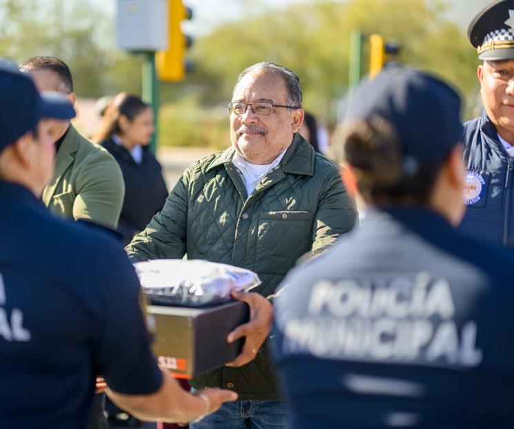 Entrega Escobedo nuevos uniformes a sus polic&iacute;as