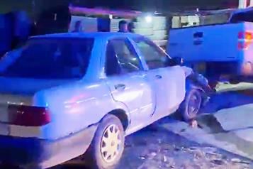 Impacta auto contra el tren