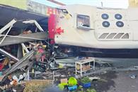 Impacta cami&oacute;n contra locales