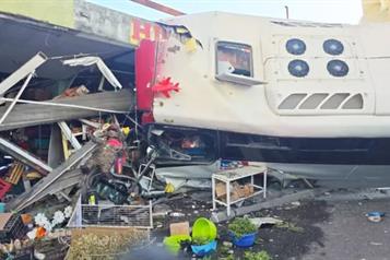 Impacta cami&oacute;n contra locales