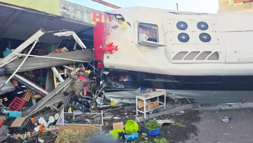 Impacta cami&oacute;n contra locales