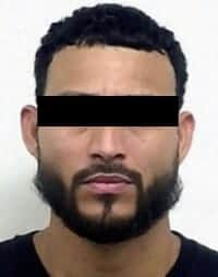 Gilberto L&oacute;pez Betancourt.Dos hombres arrestados por la muerte de una mujer en hechos registrados a mediados de agosto del 2024 en Ju&aacute;rez, fueron vinculados a proceso por un Juez.En el mes en curso, se resolvi&oacute; la situaci&oacute;n jur&iacute;dica de los presuntos, tras ser detenidos mediante orden de aprehensi&oacute;n por homicidio calificado, homicidio en grado de tentativa y amenazas.Los imputados son Cristian N, de 26 a&ntilde;os de edad, Noel N, 34 de edad, y el Juez los vinculado a proceso, con medida cautelar de prisi&oacute;n preventiva con internamiento en un Centro de Readaptaci&oacute;n Social Estatal, y se fij&oacute; un plazo de dos meses para cierre de investigaci&oacute;n complementaria.La notificaci&oacute;n de las personas se realiz&oacute; el lunes de la semana pasada por detectives de la Agencia Estatal de Investigaciones, al interior de un Centro de Readaptaci&oacute;n Social Estatal en donde ya se encontraban recluidos por delito diverso.La agresi&oacute;n que termin&oacute; en homicidio se registr&oacute; del 17 al 18 de agosto del 2024, en el Fraccionamiento Terranova Residencial, en Ju&aacute;rez, y la v&iacute;ctima es una mujer de identidad protegida con las iniciales J.S., de 42 a&ntilde;os de edad.En actos de investigaci&oacute;n ejercidos por una A.M.P.I. de la UILEST-FEM documentan que el d&iacute;a 17 de agosto de 2024, Cristian N caminaba frente al domicilio de la v&iacute;ctima, visualizando a un familiar de la v&iacute;ctima al que antes de retirarse del lugar amenazara con privarlo de la vida y exponer su cuerpo con leyenda alusiva a un grupo delictivo.Al d&iacute;a siguiente el ahora investigado regresa a bordo de una camioneta en compa&ntilde;&iacute;a de Noel N y otros sujetos, dirigiendo en forma intencional el veh&iacute;culo con evidente &aacute;nimo de embestir y privar de la vida a la v&iacute;ctima junto con otras personas que se encontraban sentadas frente a la vivienda, lo cual no consiguen debido a que el grupo de personas pudo reaccionar en forma oportuna para evitar la trayectoria de la unidad motora.Unas horas despu&eacute;s, regresaron los presuntos en otro veh&iacute;culo y con m&aacute;s sujetos portando armas de fuego que detonaran, alcanzando a impactar los proyectiles a la v&iacute;ctima que resulta con lesiones graves, siendo trasladada para atenci&oacute;n m&eacute;dica a un hospital local en donde horas despu&eacute;s es notificado su deceso.