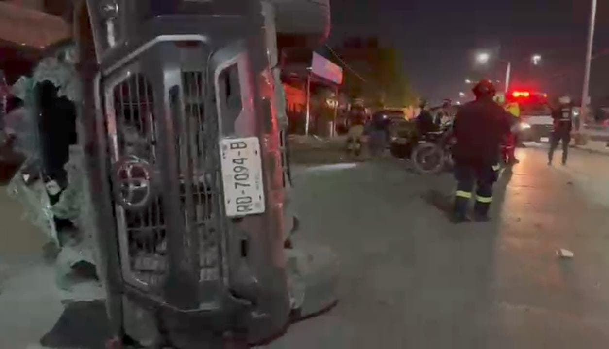 Un saldo de cuatro lesionados dej&oacute; el choque volcadura de dos camionetas, la noche del domingo al norte de Monterrey.