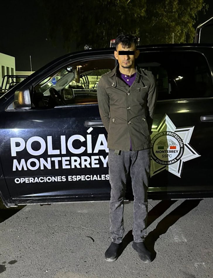 Luego de que se encontraba realizando necesidades fisiol&oacute;gicas en v&iacute;a p&uacute;blica, un hombre fue detenido por oficiales de la Polic&iacute;a de Monterrey, al encontrarle en su poder 30 envoltorios con una sustancia s&oacute;lida tipo cristal, en el centro de la ciudad.