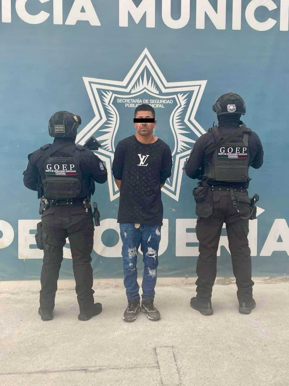 Un presunto vendedor de estupefacientes fue detenido por oficiales de Pesquer&iacute;a, a quien le aseguraron droga y un arma.
