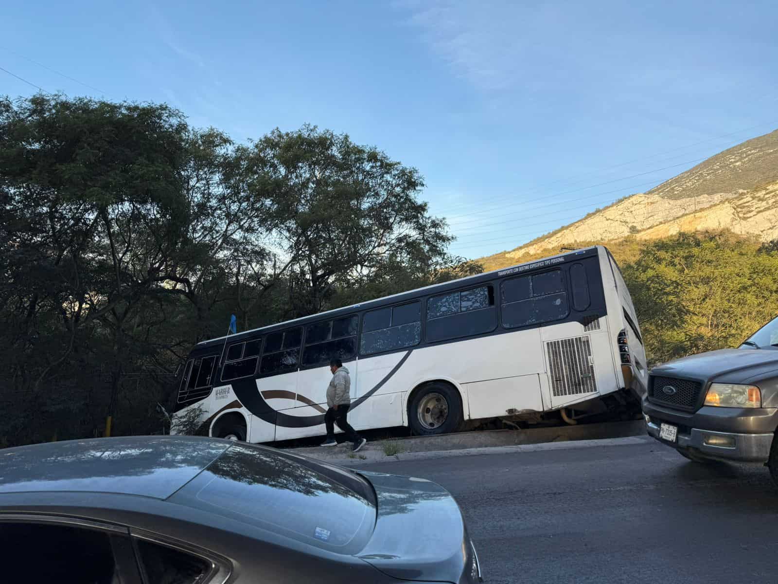 Un transporte de personal se sali&oacute; del camino luego de que el conductor perdi&oacute; el control al bajar por una lateral del puente Atirantado, en Monterrey.