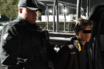 Roba en tienda y lo detienen