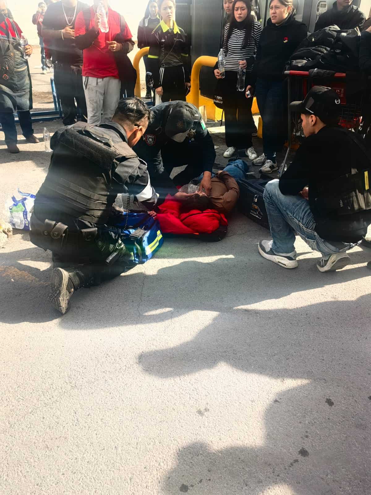 El incendio en al menos ocho locales de frutas y verduras provoc&oacute; la evacuaci&oacute;n de 1300 trabajadores, en Guadalupe.