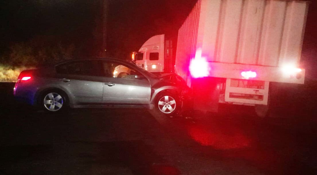 Impacta tr&aacute;iler y resulta herido