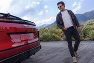Aparece Checo en su primer comercial con Cadillac