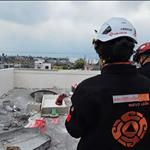 Recibe trabajador descarga el&eacute;ctrica