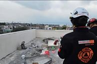 Recibe trabajador descarga el&eacute;ctrica