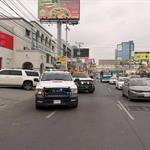 Arde auto en centro comercial