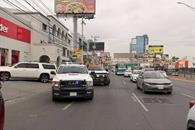 Arde auto en centro comercial