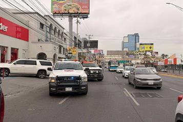Arde auto en centro comercial