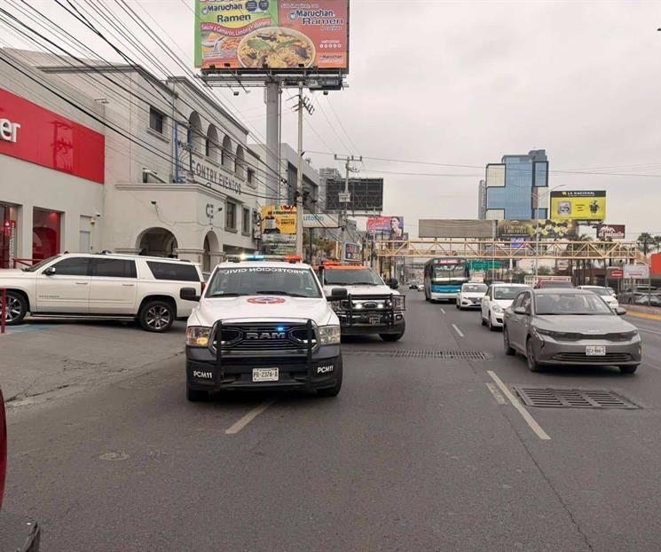 Arde auto en centro comercial