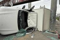 Queda volcado luego de choque contra tr&aacute;iler