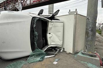 Queda volcado luego de choque contra tr&aacute;iler