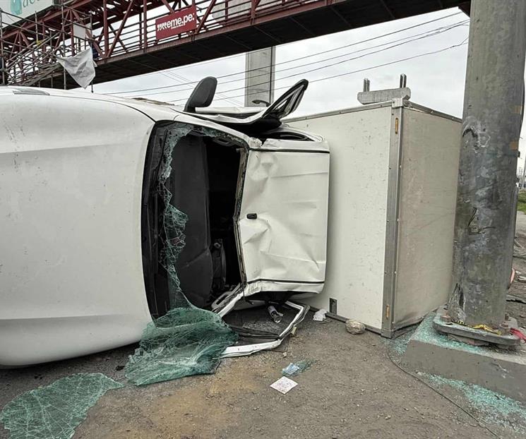 Queda volcado luego de choque contra tr&aacute;iler