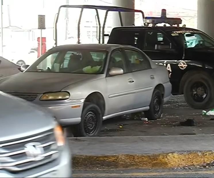 Encuentran muerto a hombre en auto abandonado debajo de puente