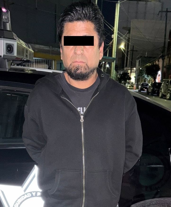 Oficiales de la Polic&iacute;a de Monterrey detuvieron a un hombre originario del Estado de M&eacute;xico, que rayaba la fachada de un negocio de pinturas con un marcador permanente, en el centro de la ciudad.