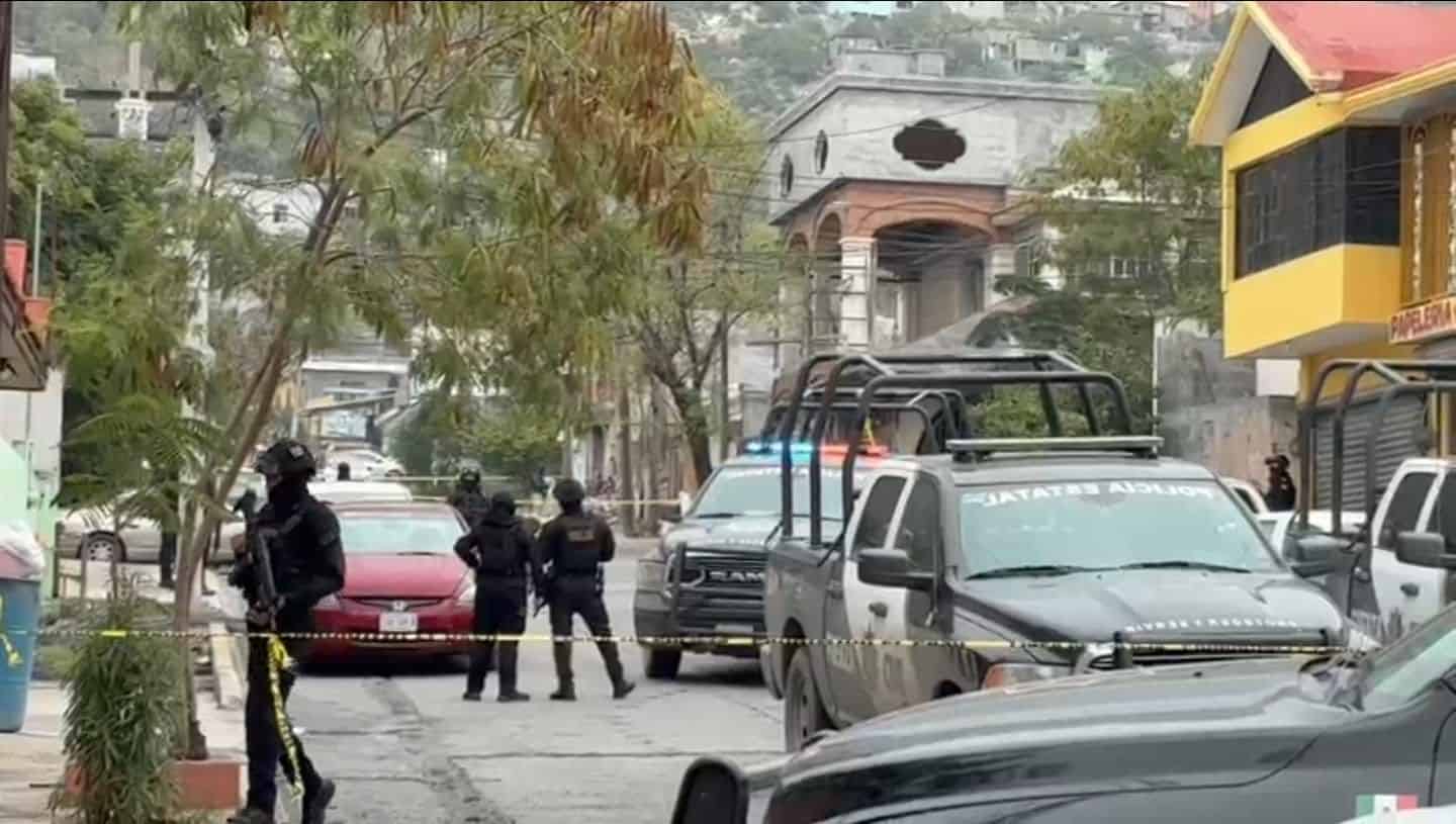 Hombres armados atacaron un presunto punto de venta de drogas en la zona norte de Monterrey, dejando un saldo de un muerto y da&ntilde;os en la fachada de una vivienda.