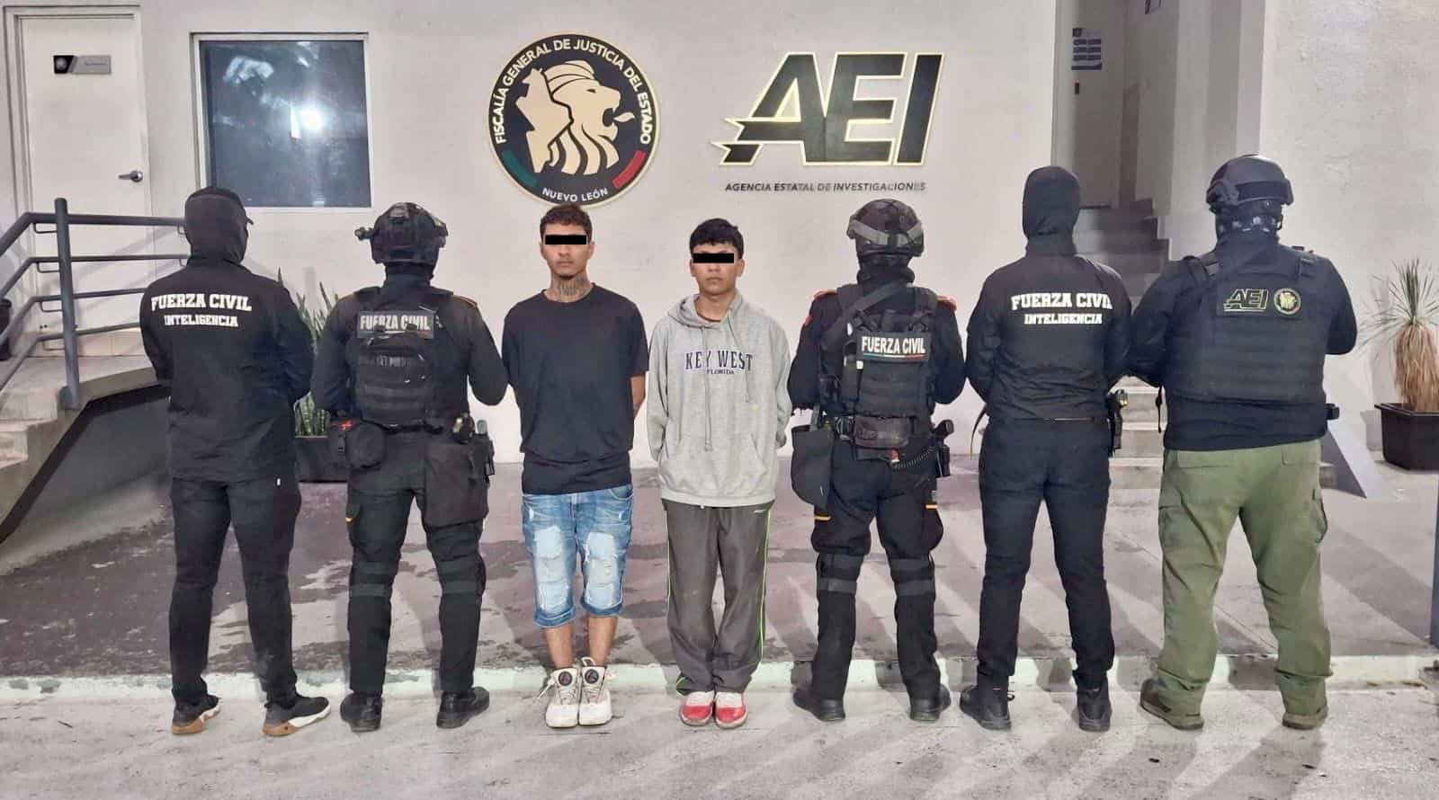 Dos j&oacute;venes que portaban diversas dosis de droga, fueron arrestados por elementos de Fuerza Civil y la Agencia Estatal de Investigaciones en Escobedo.