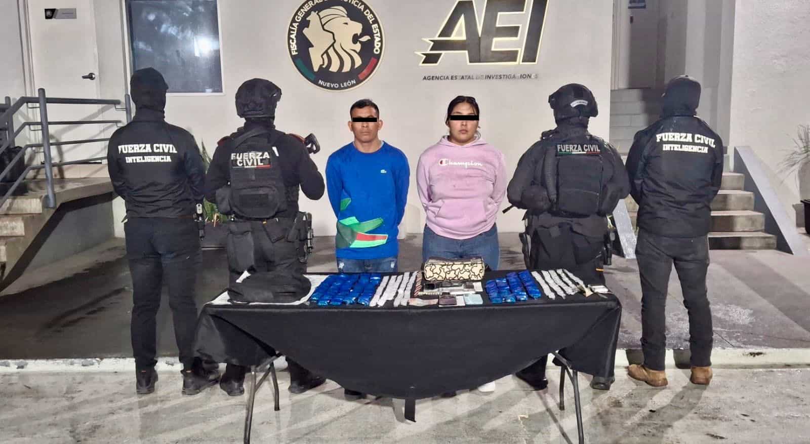Elementos de Fuerza Civil que realizaban trabajos de disuasi&oacute;n delictiva, detuvieron a dos adultos –cuyos c&oacute;mplices eran dos adolescentes– que pose&iacute;an m&aacute;s de 400 dosis de drogas y un arma; en Escobedo.