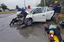 Impactan con auto transporte de personal