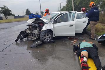 Impactan con auto transporte de personal