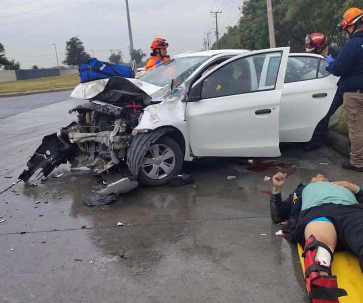 Impactan con auto transporte de personal Impactan con auto transporte de personal