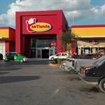 Cae port&oacute;n sobre guardia; queda grave