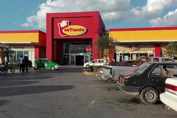 Cae port&oacute;n sobre guardia; queda grave