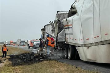 Chocan tr&aacute;ileres en Sabinas