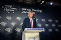 Divide Trump a Davos con bromas, tensi&oacute;n