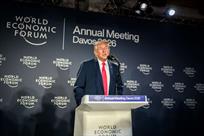 Divide Trump a Davos con bromas, tensi&oacute;n