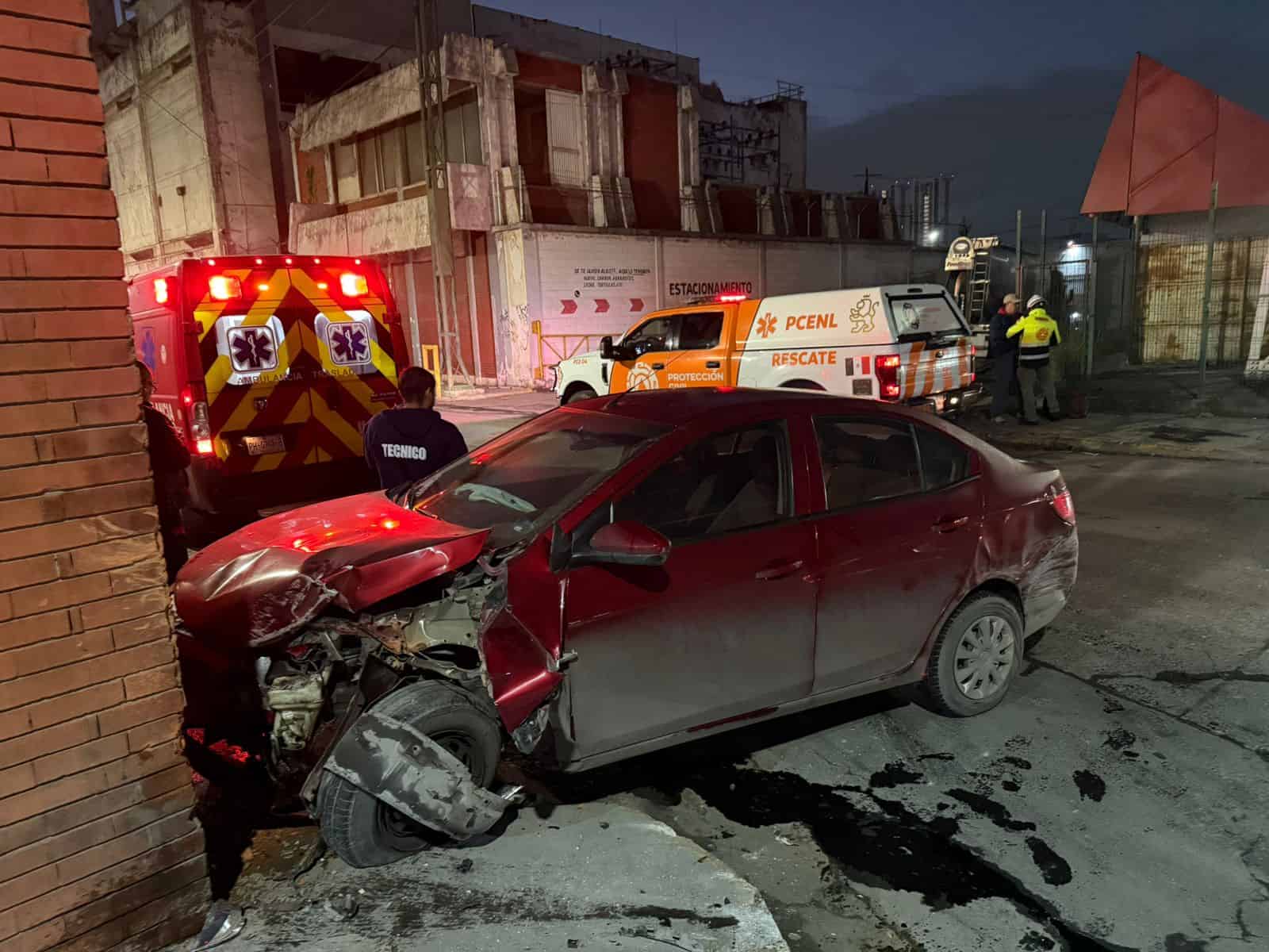 Con diversas lesiones result&oacute; una automovilista luego de perder el control de su unidad y estrellarse contra una barda, ayer en la Colonia Bellavista, en Monterrey, sitio al que adem&aacute;s lleg&oacute; una persona lesionada por arma blanca en un presunto asalto.