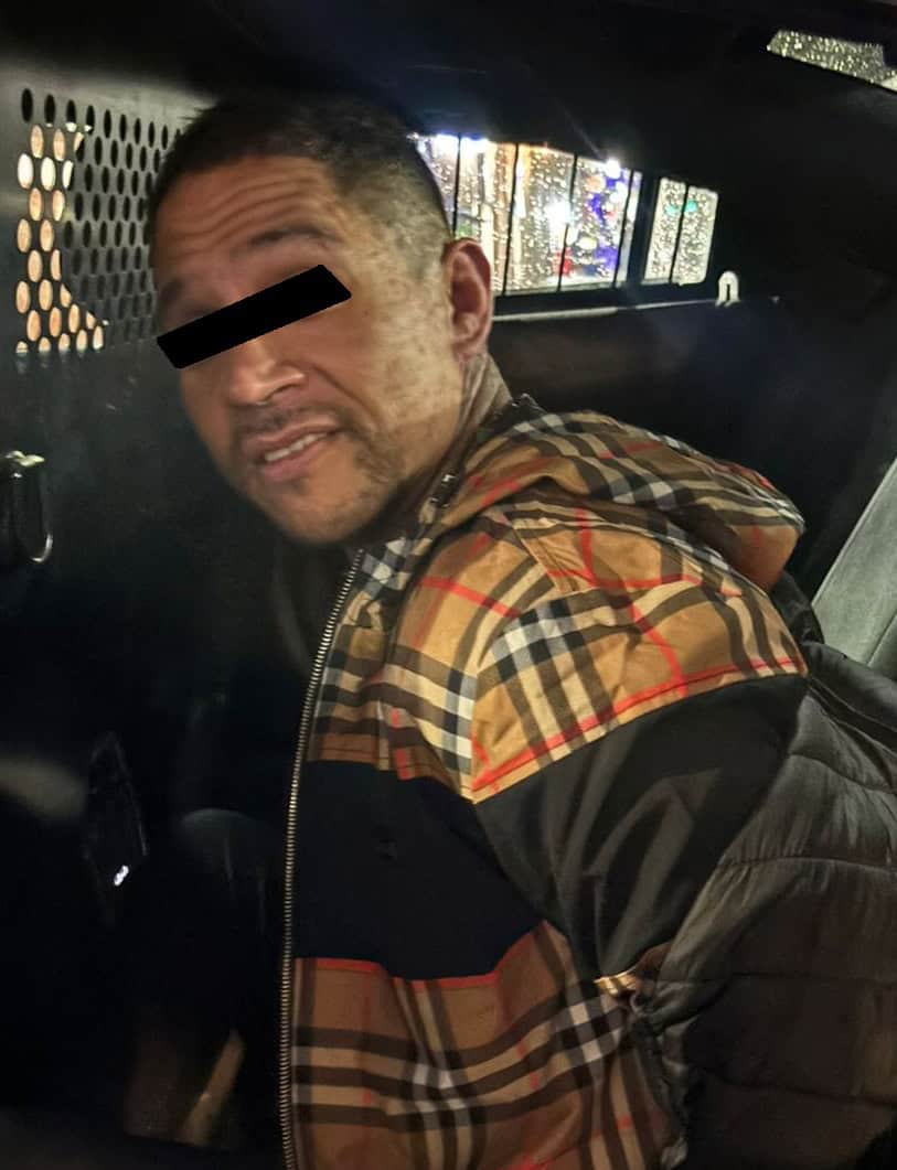 Un hombre originario de Texas fue detenido por oficiales de la Polic&iacute;a de Monterrey por la presunta portaci&oacute;n de un arma de fuego, con dos cargadores y 29 cartuchos h&aacute;biles, as&iacute; como 12 envoltorios de hierba verde con las caracter&iacute;sticas de la mariguana.