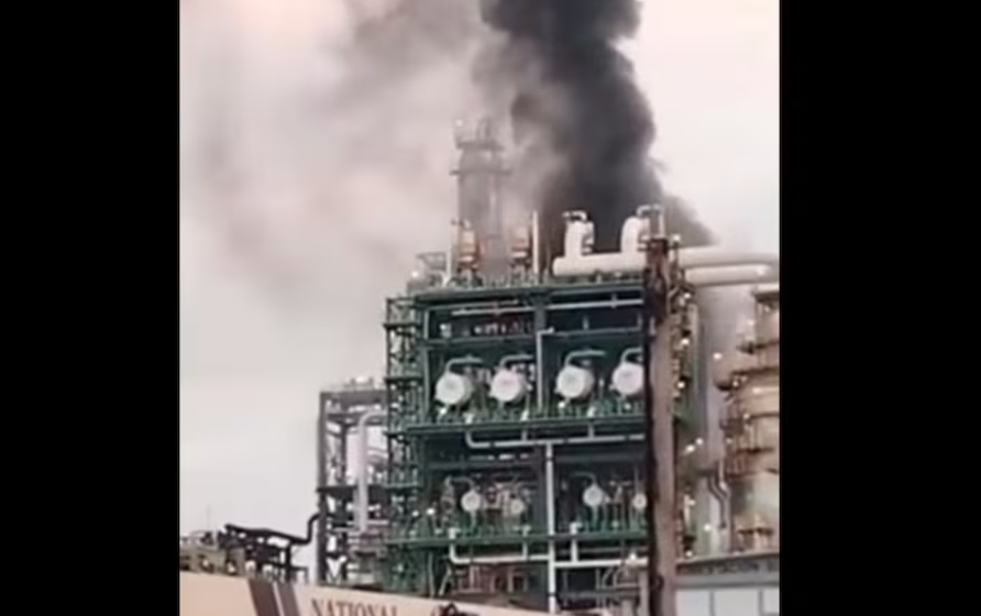 Conato de incendio en Refinería Olmeca; Pemex controla incidente Conato de incendio en Refinería Olmeca; Pemex controla incidente