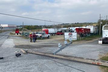 Tira poste y ocasiona caos en la Nacional