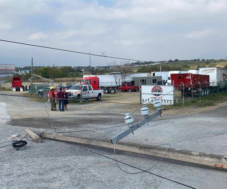 Tira poste y ocasiona caos en la Nacional Tira poste y ocasiona caos en la Nacional