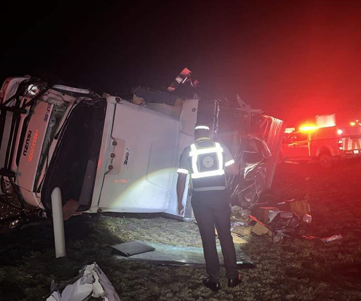 Vuelca tráiler tras choque Vuelca tráiler tras choque