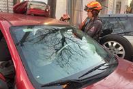 Resulta herida en choque contra camión Resulta herida en choque contra camión