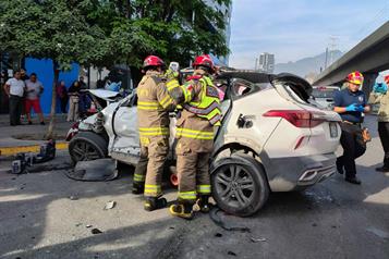 Queda atrapado en choque