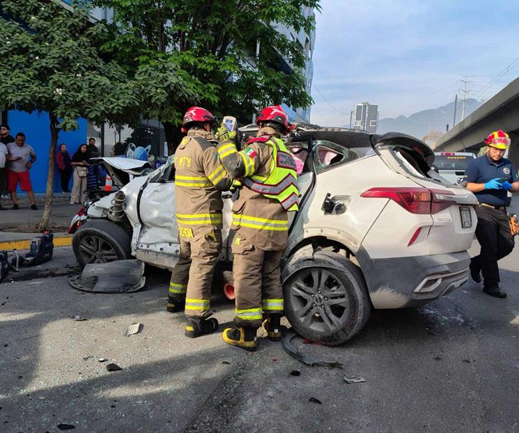 Queda atrapado en choque