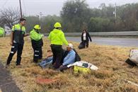 Vuelca camioneta en Montemorelos